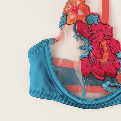 Seducente set di reggiseno con ferretto, giarrettiera, reggicalze e mutandine senza cavallo, decorato con fiori ricamati a blocchi di colore.